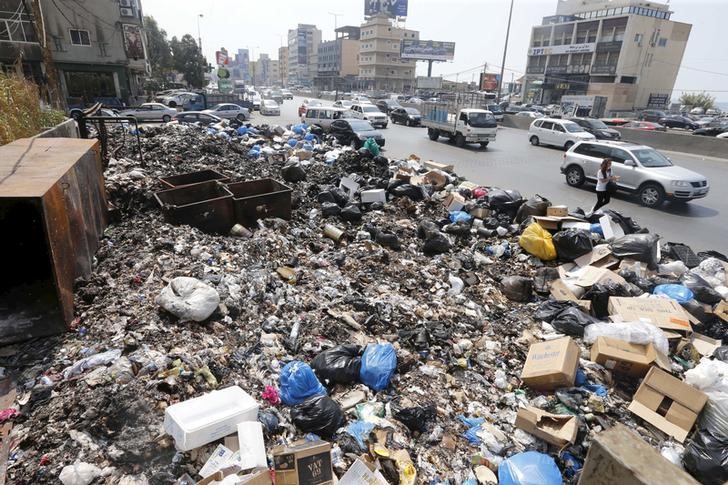 © Reuters. Garbage is piled along a highway in Beirut