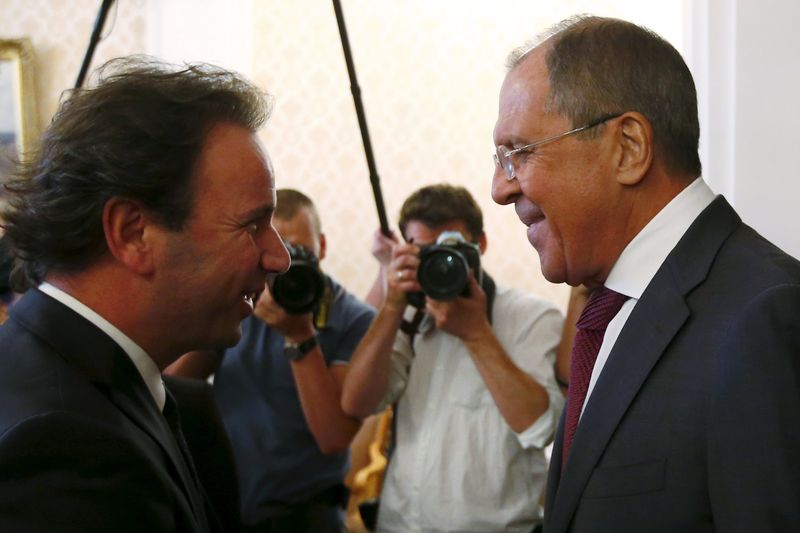 © Reuters. President of National Coalition for Syrian Revolutionary and Opposition Forces Khoja talks to Russian Foreign Minister Lavrov before a meeting in Moscow