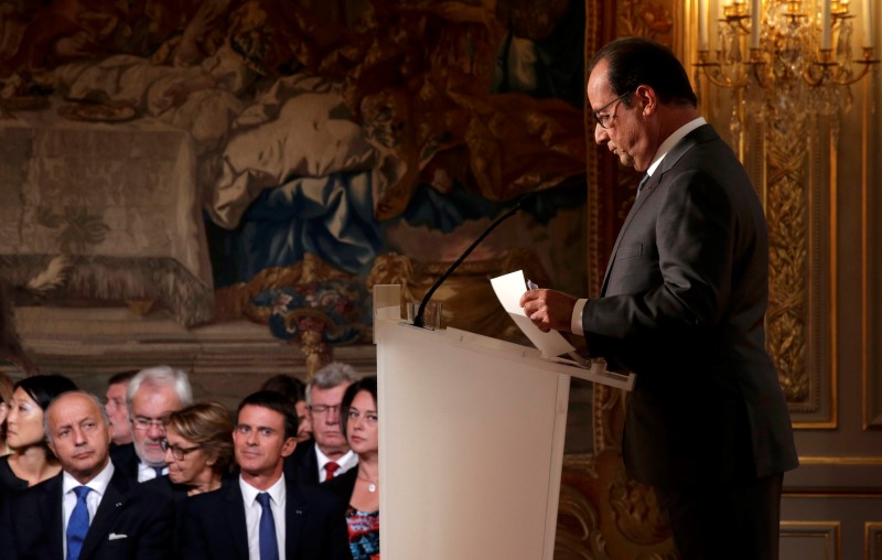 © Reuters. French President Francois Hollande arrives on stage to attend his news conference at the Elysee Palace in Paris