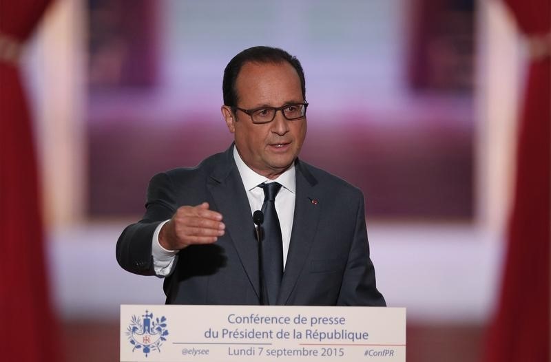 © Reuters. French President Francois Hollande attends his news conference at the Elysee Palace in Paris