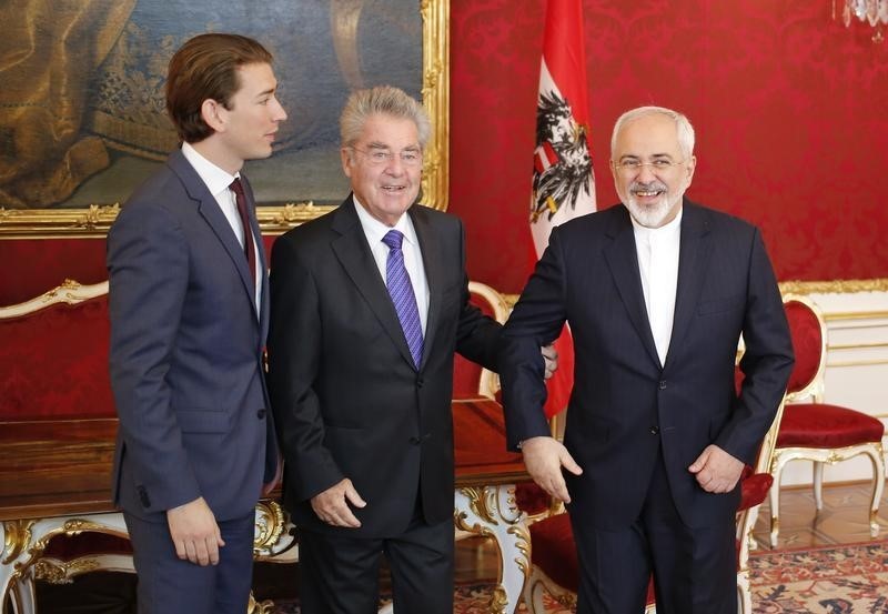 © Reuters. Austrian President Fischer and Foreign Minister Kurz welcome Iranian Foreign Minister Zarif for a bilateral meeting in Vienna