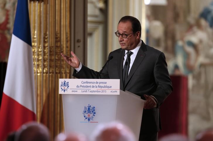 © Reuters. French President Francois Hollande attends his news conference at the Elysee Palace in Paris