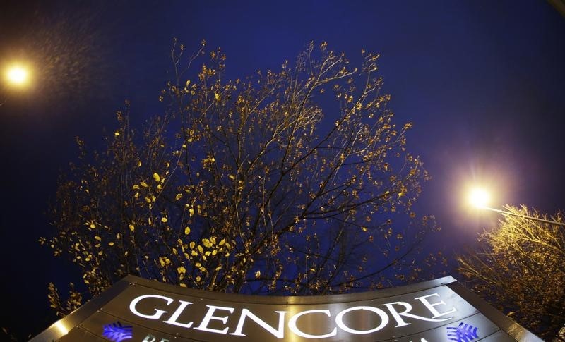 © Reuters. The Logo of Glencore is pictured in front of the company's headquarters in Baar