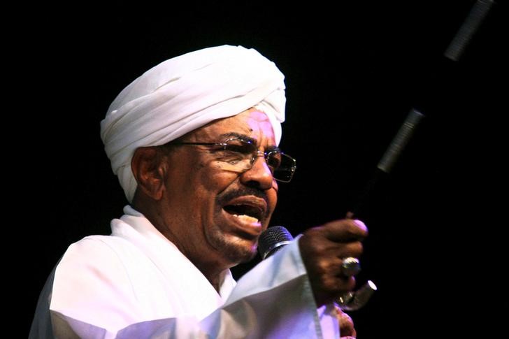 © Reuters. Sudan's President Omar Hassan al-Bashir speaks to the crowd after a swearing-in ceremony at green square in Khartoum