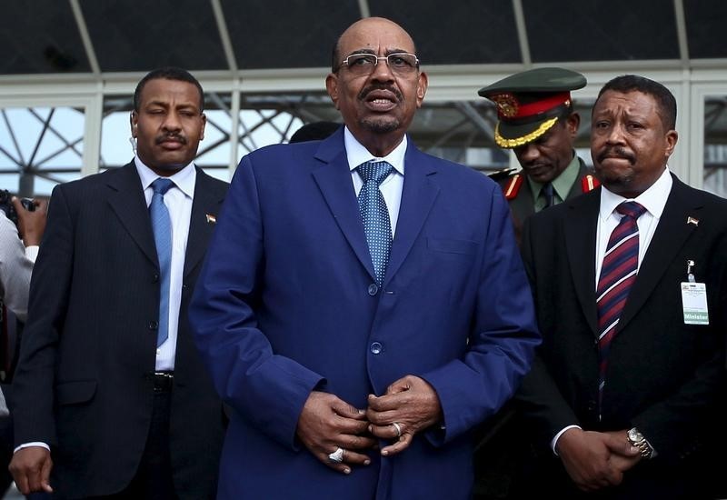 © Reuters. Sudan's President Omar Hassan al-Bashir leaves after attending a peace signing attended by leaders from the region in Ethiopia