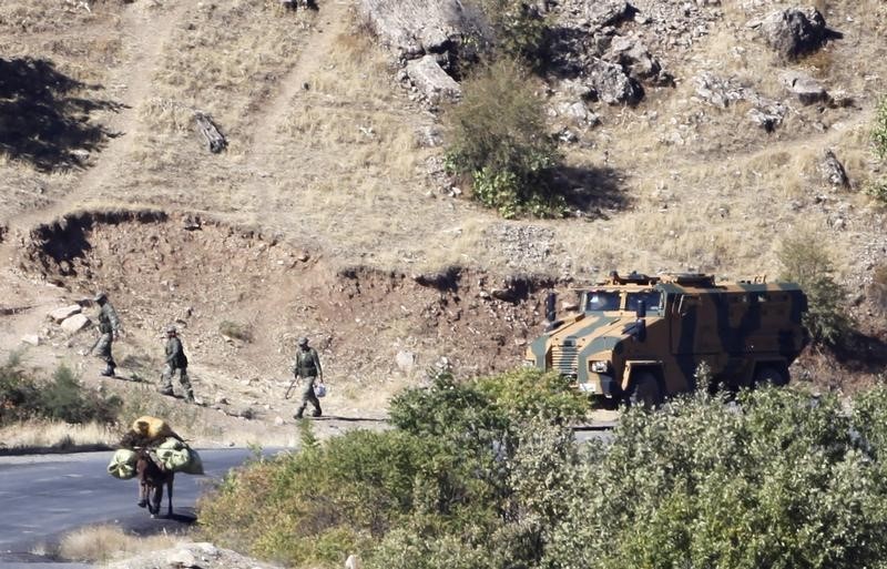 © Reuters. وكالة: حزب العمال الكردستاني يقول إن 31 جنديا تركيا قتلوا في هجوم