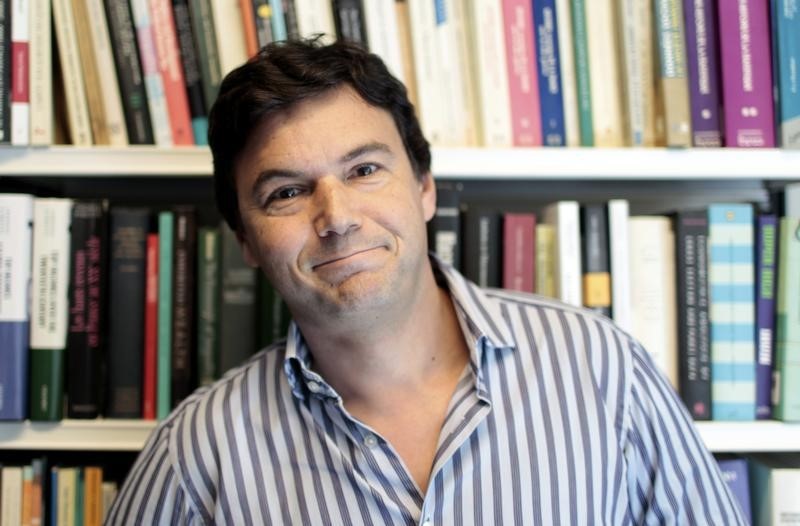 © Reuters. El economista francés Piketty colaborará en programa económico de Podemos