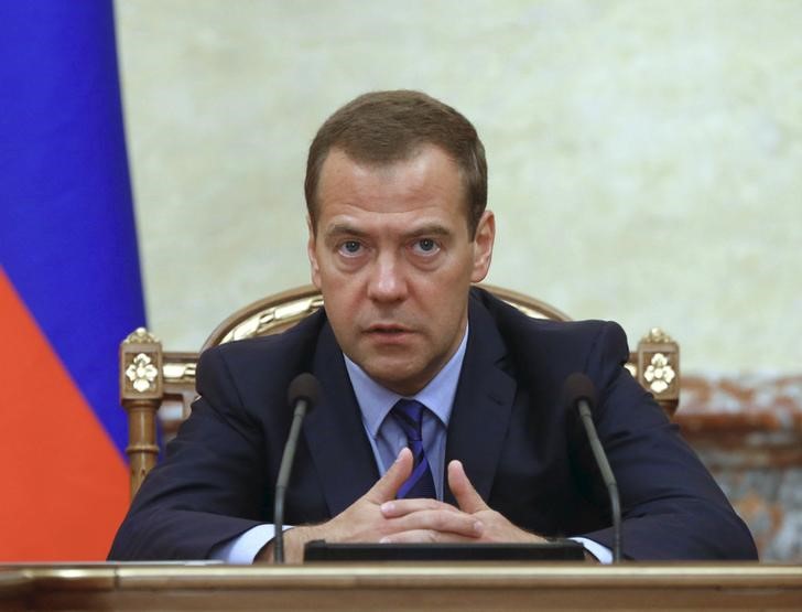 © Reuters. Премьер-министр России Дмитрий Медведев на встрече с членами правительства в Москве