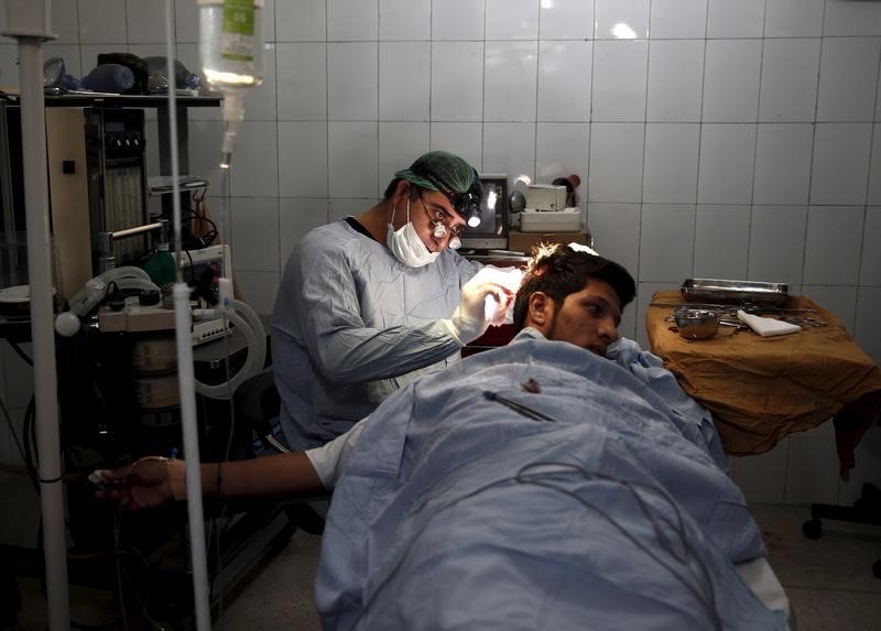 © Reuters. جراح تجميل أفغاني يتربح من الأثرياء ليعالج الفقراء