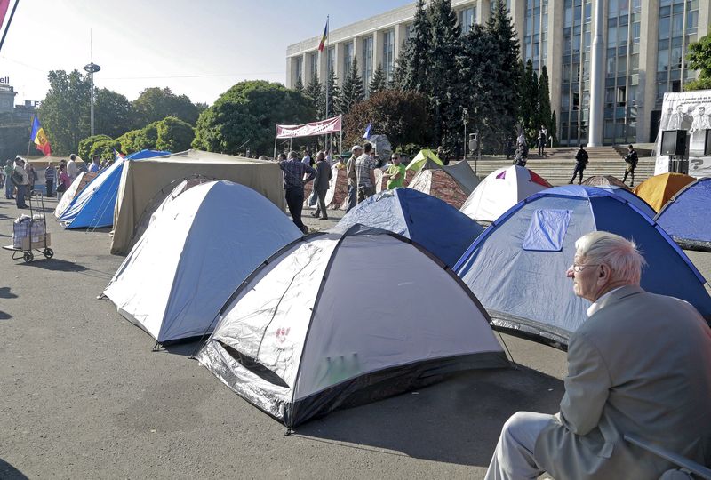 © Reuters. Палаточный городок участников акции протеста в центре Кишинева