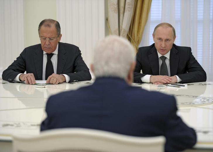 © Reuters. Russian President Putin, Foreign Minister Lavrov and Syrian Foreign Minister Muallem attend a meeting at the Kremlin in Moscow