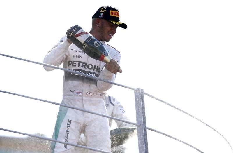 © Reuters. Hamilton se encamina sin problemas a su tercer título mundial