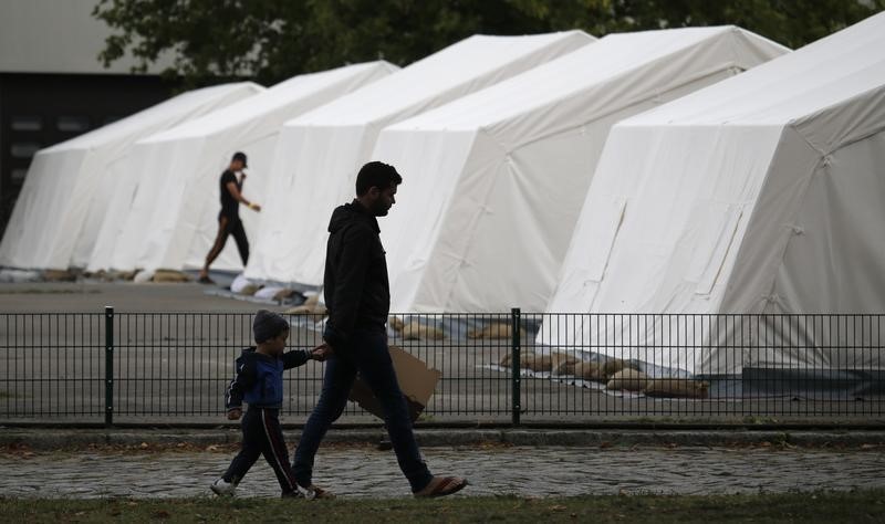 © Reuters. Afectada por una nueva ola de refugiados, Alemania presiona a la UE