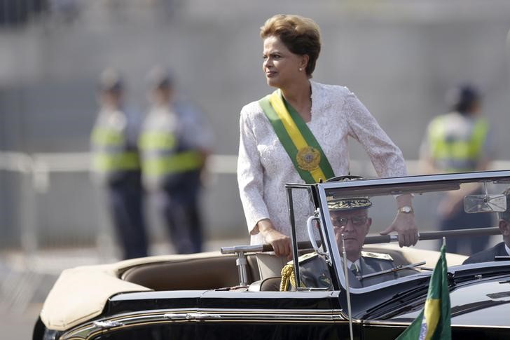 © Reuters. Presidente Dilma Rousseff participa de desfile em Brasília