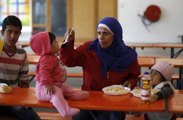 © Reuters. Mulher síria alimenta seu bebê em um centro para refugiados em Hamm, Alemanha. 