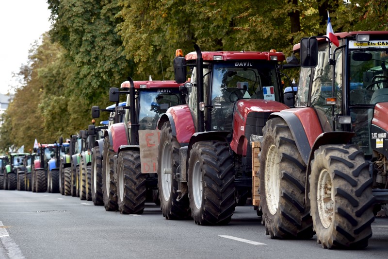 © Reuters. Tractors are seen in central Brussels as farmers and dairy farmers from all over Europe take part in a demonstration outside a European Union farm ministers' emergency meeting at the EU Council headquarters in Brussels