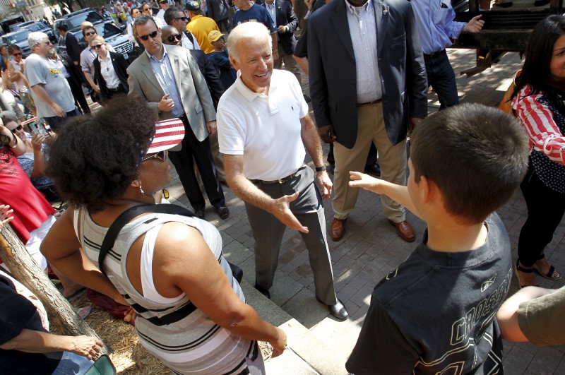 © Reuters. Joe Biden shakes hands with bystanders as he walks in Allegheny County Labor Day Parade in Pittsburgh