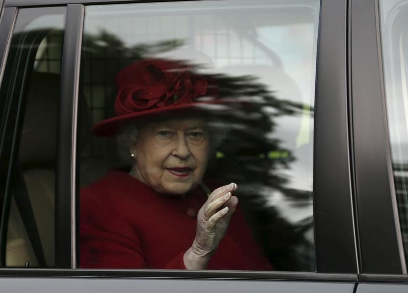 © Reuters. Britain's Queen Elizabeth leaves the annual Braemar Highland Gathering in Braemar, Scotland