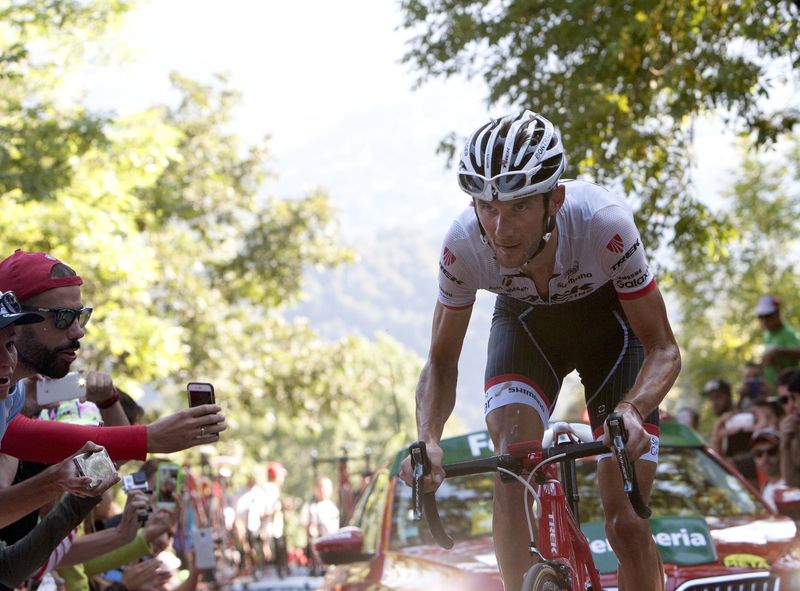 © Reuters. Schleck gana una dura etapa en la Vuelta, Dumoulin favorito