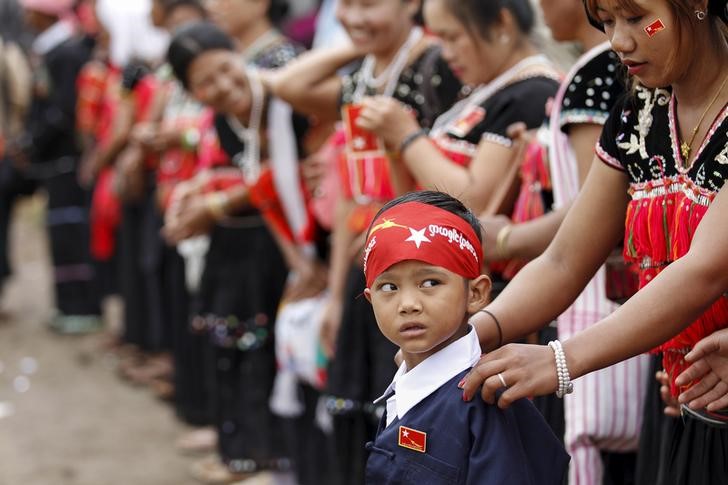 © Reuters. Boy and women of the Yin Net ethnic group wait for the arrival of pro-democracy leader Aung San Suu Kyi at the at the Hopong township in Shan state, Myanmar