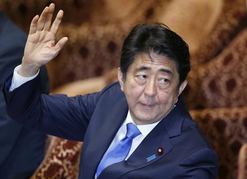 © Reuters. Japan's Prime Minister Shinzo Abe raises his hands during the lower house special committee session on the security-related legislation at the parliament in Tokyo