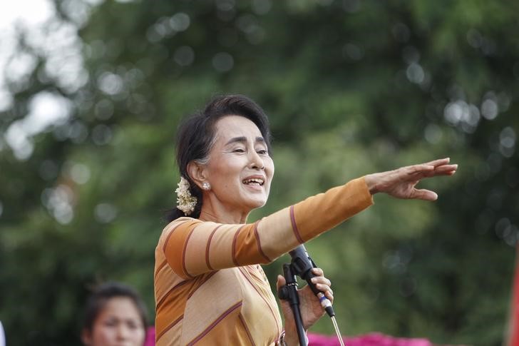 © Reuters. Myanmar pro-democracy leader Aung San Suu Kyi gives a speech on voter education at the Hsiseng township in Shan state, Myanmar 