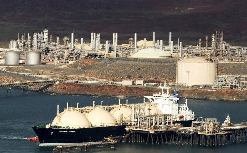 © Reuters. The Woodside Petroleum Karratha Gas Plant is pictured on the North West Shelf Venture in Western Australia