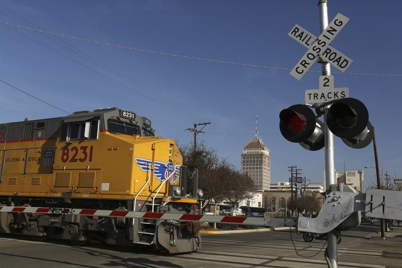 © Reuters. Freight locomotive rolls across an intersection in Fresno