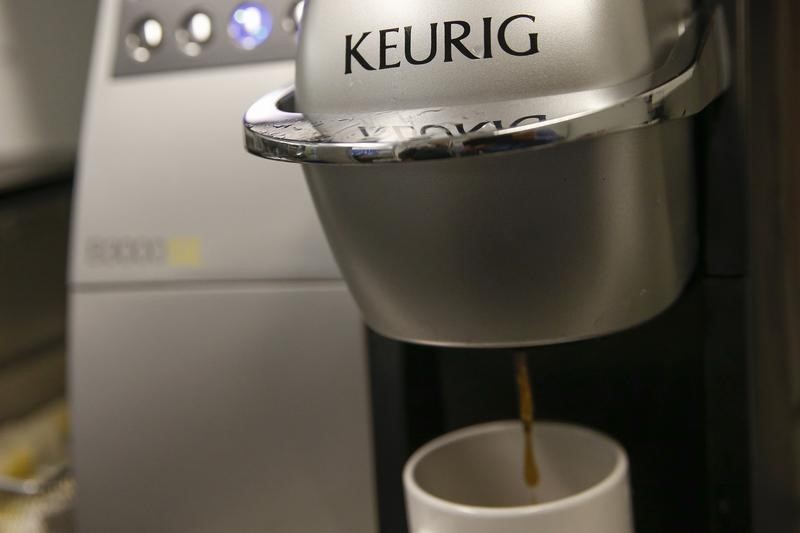 © Reuters. A single-serve Keurig Green Mountain brewing machine dispense coffee in New York