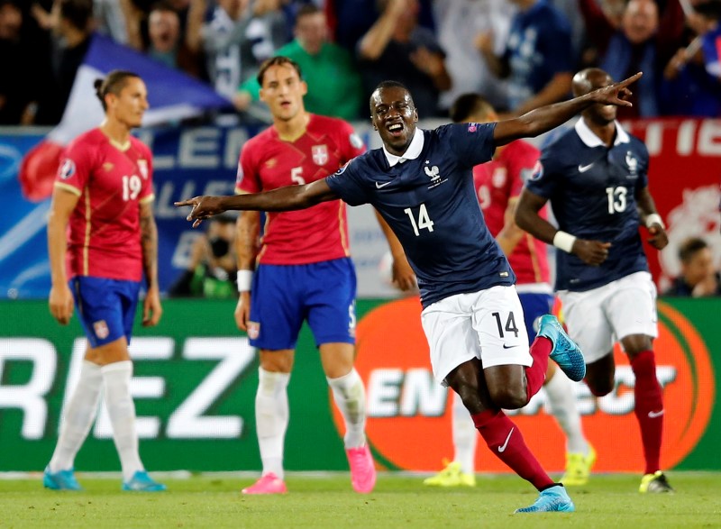 © Reuters. Blaise Matuidi de Francia celebra con sus compañeros de equipo luego de anotar un gol contra Serbia durante su partido amistoso disputado en el estadio Matmut Atlantique en Burdeos