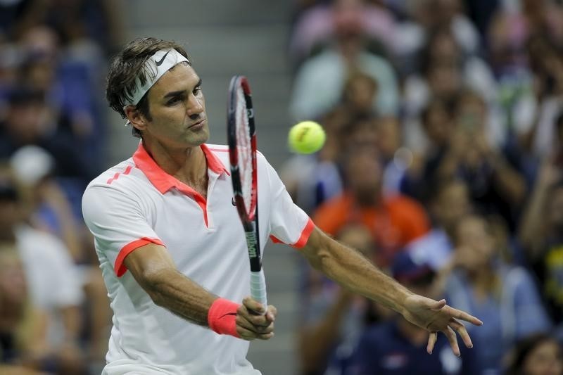 © Reuters. Federer vence a Isner, Anderson elimina a Murray en cuartos del Abierto de EEUU