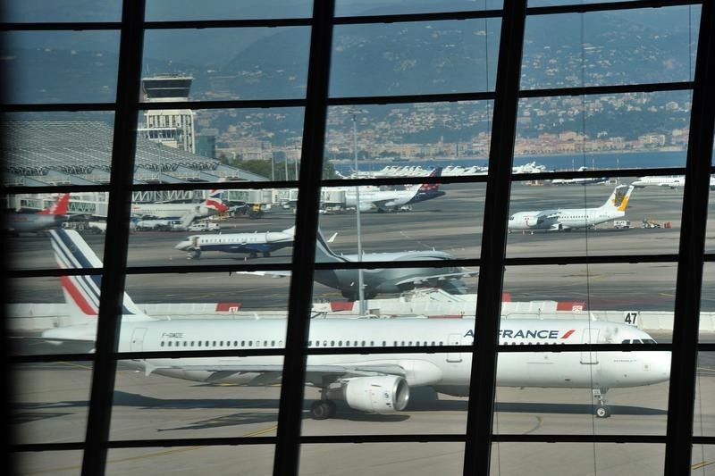 © Reuters. An Air France Airbus passenger plane is seen on the tarmac at the Nice Cote d'Azur international airport in Nice