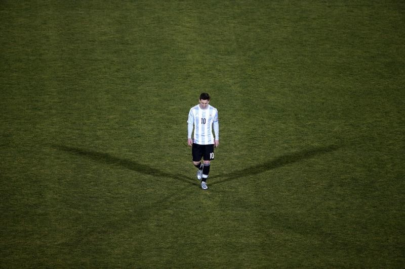© Reuters. Messi y Tevez jugarían juntos en ataque de Argentina contra México