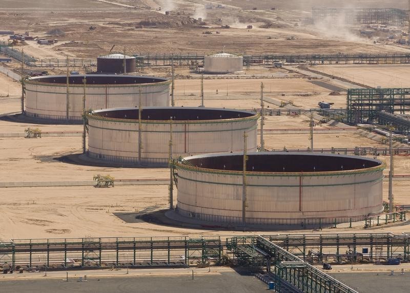 © Reuters. Емкости для нефти на территории завода Болашак в Казахстане