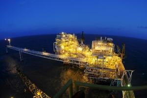 © Reuters. Нефтегазовая платформа у побережья Западной Явы 