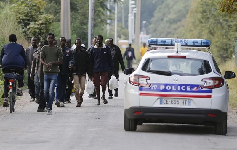 © Reuters. L'ACCUEIL DE 24.000 RÉFUGIÉS NE PÉNALISERAIT AUCUNE POLITIQUE