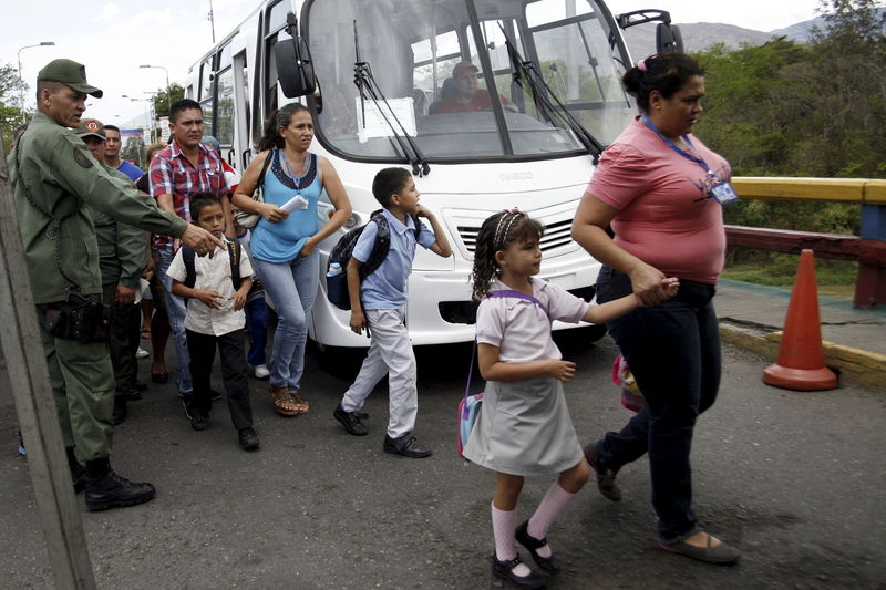© Reuters. Venezuela extiende el cierre de frontera con Colombia y moviliza 3.000 militares más