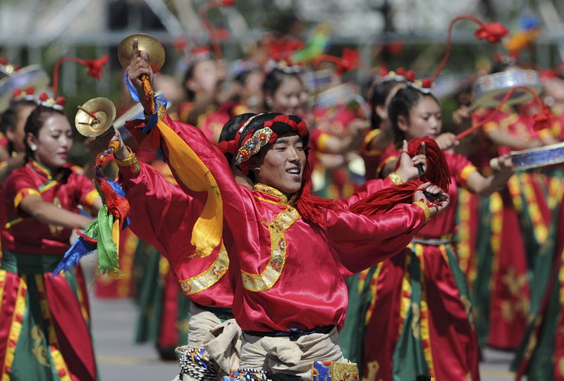 © Reuters. Performers dance during the celebration event at the Potala Palace marking the 50th anniversary of the founding of the Tibet Autonomous Region, in Lhasa