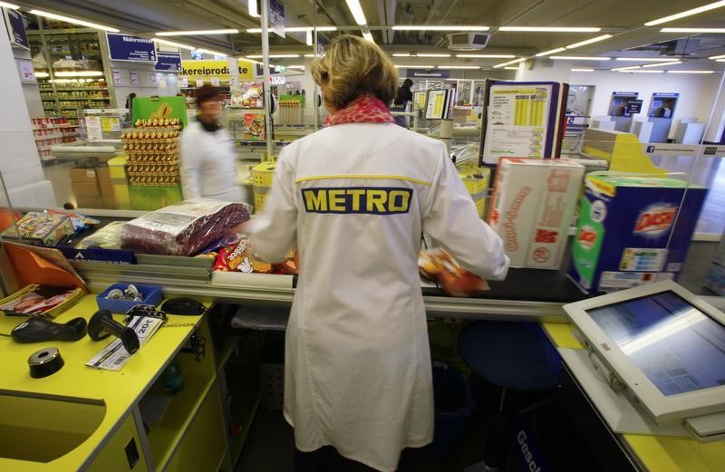 © Reuters. A cashier works at one of the top three cash and carry markets of Metro AG in Sankt Augustin