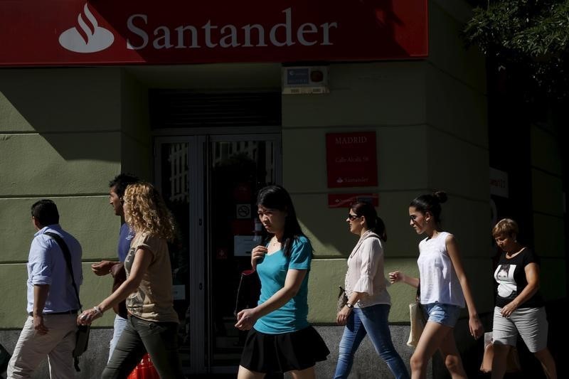 © Reuters. People walk past a Santander bank branch in Madrid
