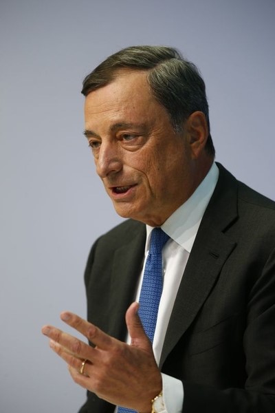 © Reuters. Il governatore della Banca centrale europea Mario Draghi 