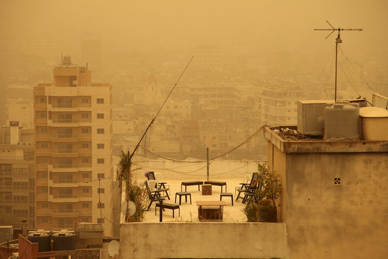 © Reuters. A terrace is pictured during a sandstorm in Beirut, Lebanon