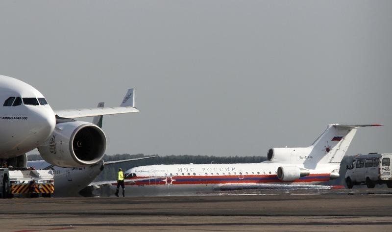 © Reuters. Самолет МЧС в аэропорту Домодедово