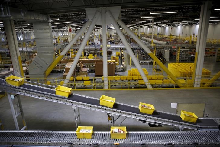 © Reuters. Products are moved on a conveyor system at an Amazon Fulfilment Center in Tracy