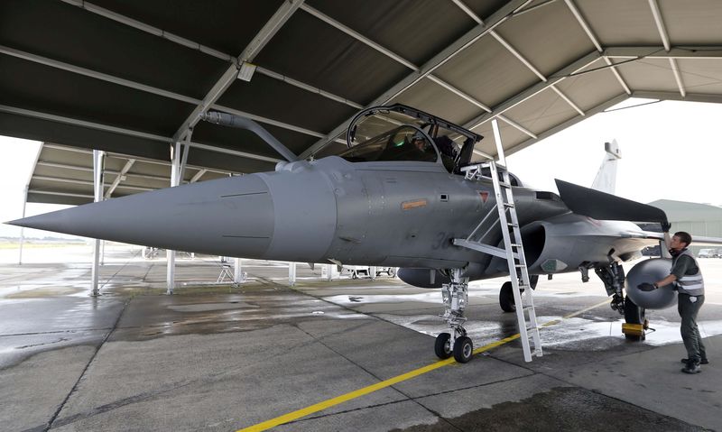 © Reuters. PREMIÈRE PATROUILLE DE RECONNAISSANCE AÉRIENNE FRANÇAISE DANS LE CIEL SYRIEN