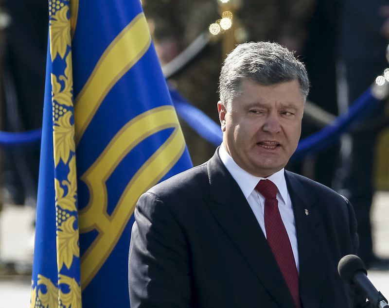 © Reuters. Ukraine's President Poroshenko speaks during the Independence Day military parade, in the centre of Kiev