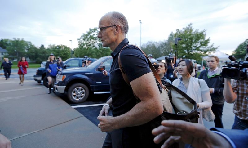 © Reuters. Walter Palmer arrives at the River Bluff Dental clinic in Bloomington