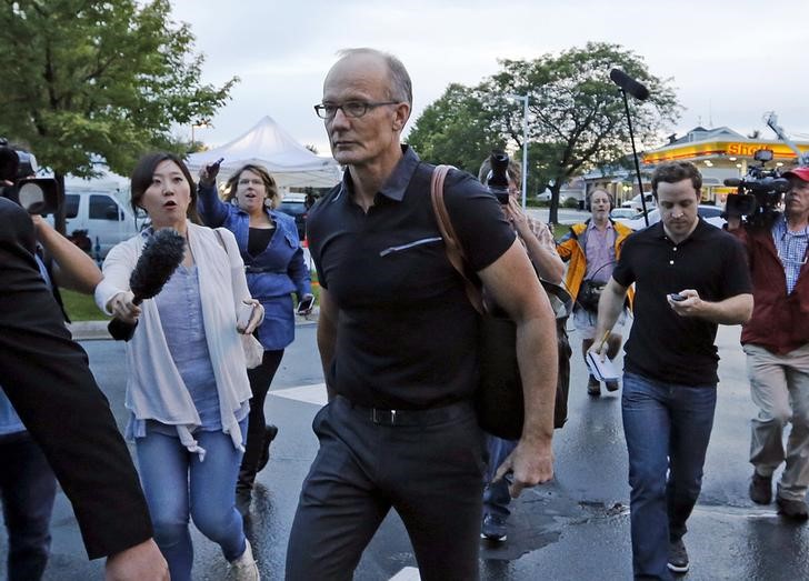 © Reuters. Walter Palmer chega à clínica River Bluff Dental, em Bloomington, em Minnesota, nos EUA