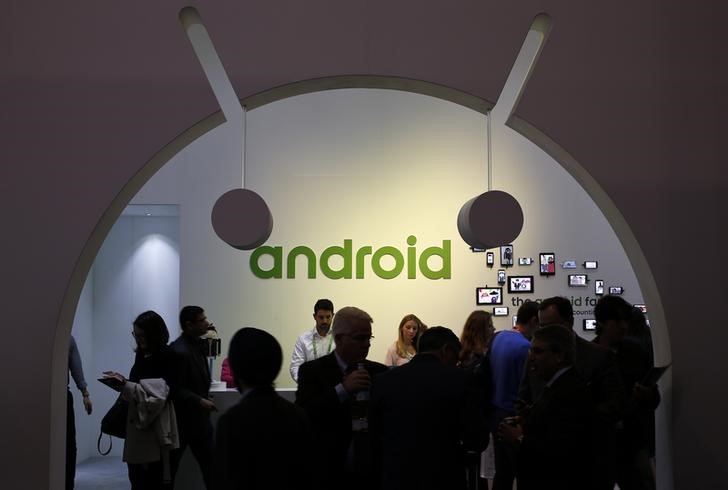 © Reuters. People visit an Android stand at the Mobile World Congress in Barcelona