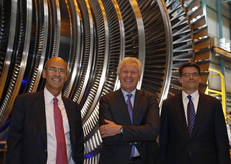 © Reuters. GE Chairman and CEO Immelt, Alstom Chairman and Chief Executive Kron and Bolze, president and CEO of GE Power & Water, pose for a picture in front off a steam turbine during a visit at the turbines production unit of the Alstom plant in Belfort